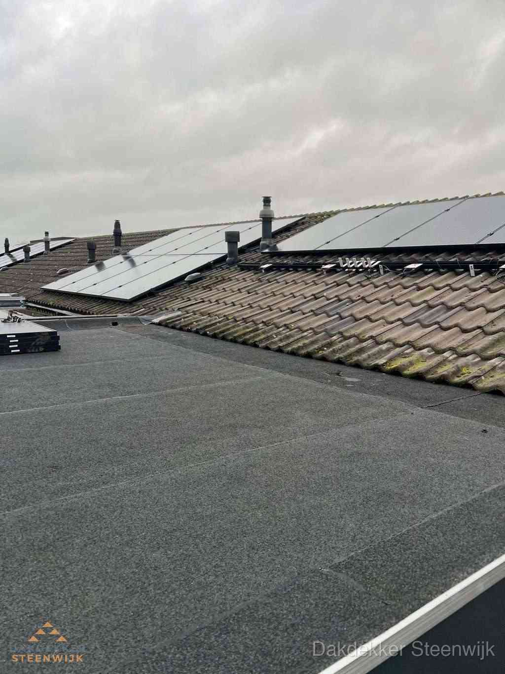 Bitumen dakbedekking op plat dak met aansluitend pannendak en zonnepanelen in Steenwijk