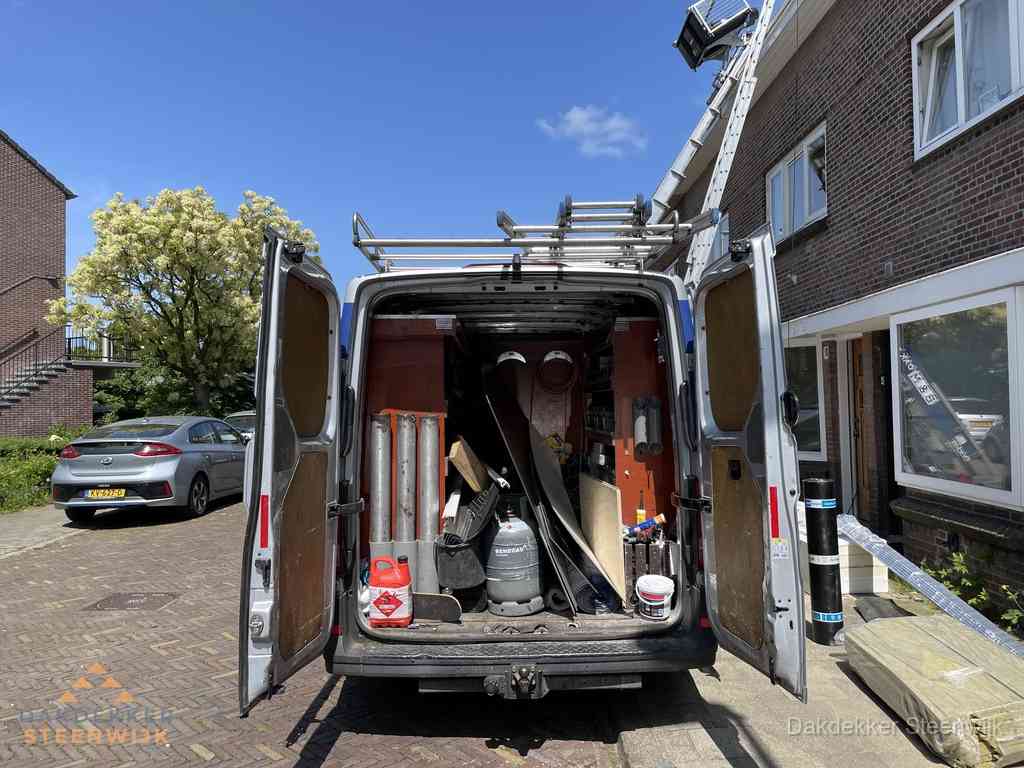 Spoed dakdekker bus met gereedschap en ladder bij woning in Steenwijk