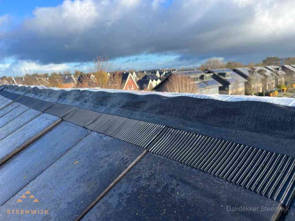 Dakisolatie bij de nok met ventilatieprofiel op schuin dak in Steenwijk