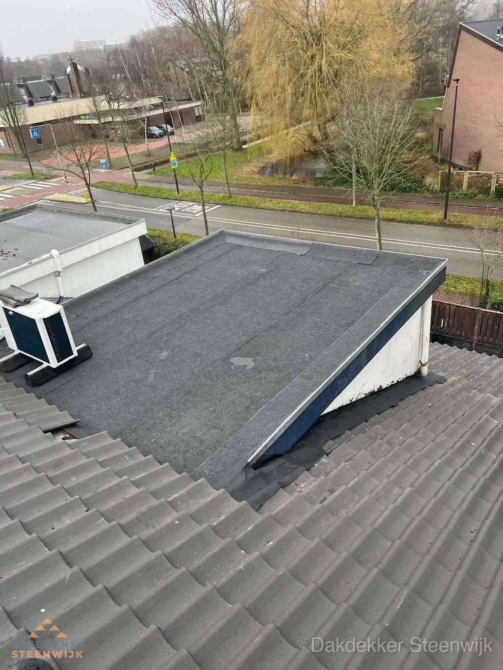 Plat dak met bitumen isolatie en dakbedekking in Steenwijk