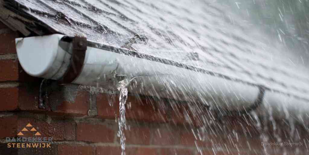 Lekkende Dakgoot Regenval Steenwijk