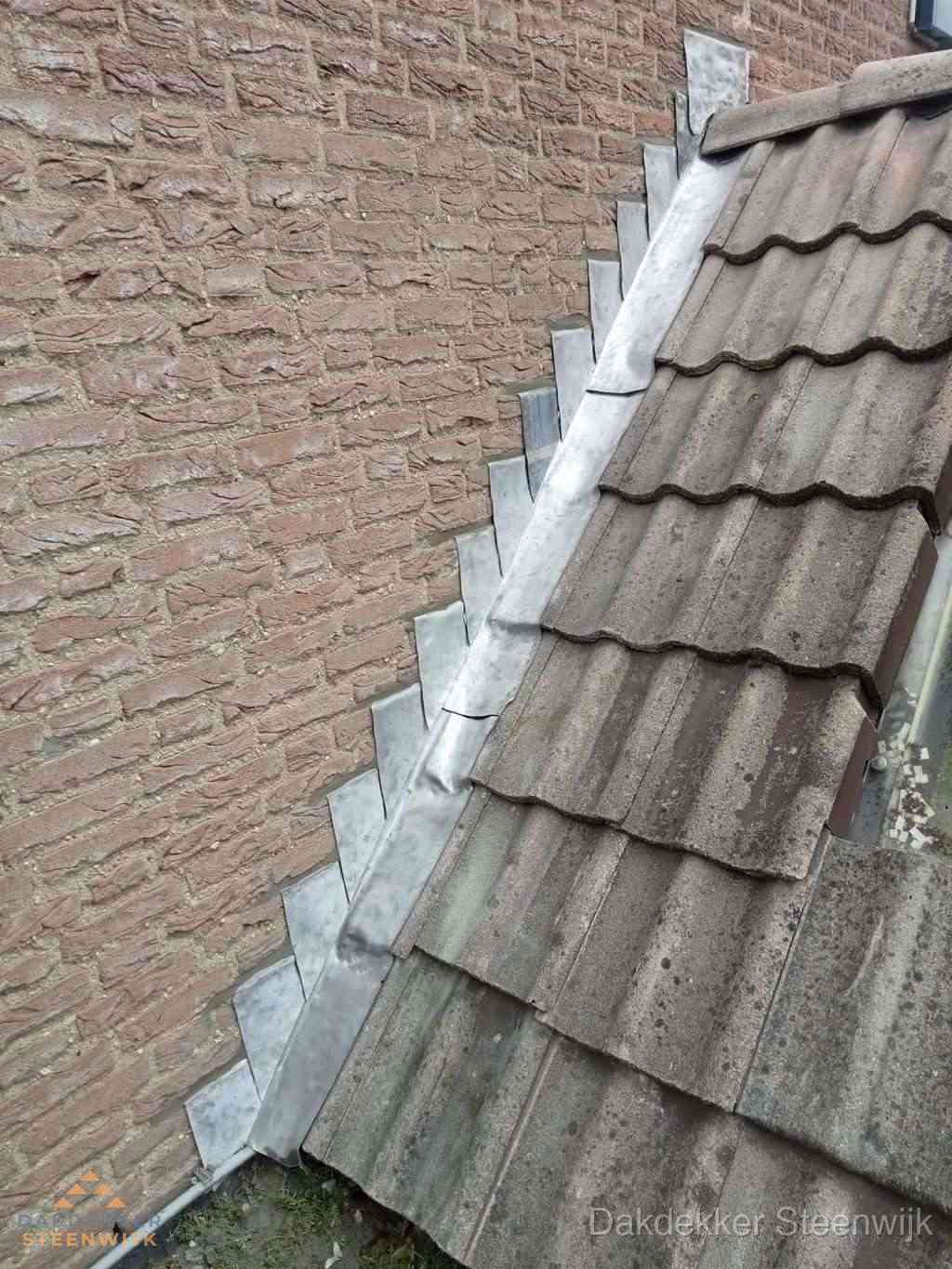 Loodslabben langs dakaansluiting bij bakstenen muur in Steenwijk