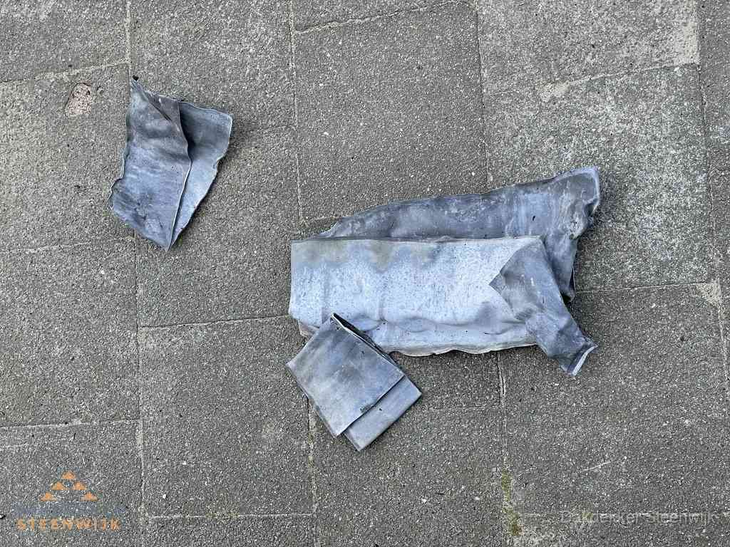 Oude verwijderde loodslabben na vervanging in Steenwijk